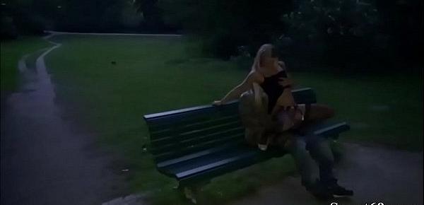  Zwei Fremde Typen ficken Teeny direkt im Stadtpark Berlin